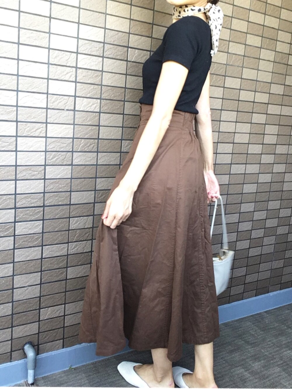 「残暑、シンプルコーデ、オトナ女子、大人カジュアル、アラサー、ロングスカート、ootd、モノトーン、リブT、黒」｜「AZUL by moussyのハイウエストフレアロングスカート（スカート、ブラウン系）」を使った、きむさん（レディース・164cm）の秋コーディネートの1枚目の写真
