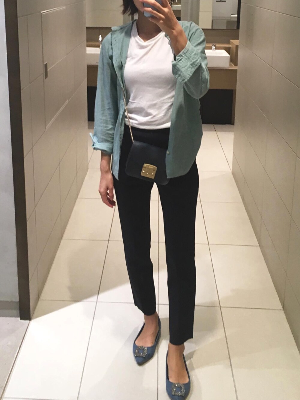 「ミントグリーン、大人カジュアル、秋コーデ、パンツスタイル、お洒落さんとつながりたい、ootd、シャツスタイル、カジュアル、メンズライク、シンプルコーデ」｜「H&Mのアイテム（シャツ/ブラウス、ブルー系）」を使った、きむさん（レディース・164cm）の秋コーディネートの1枚目の写真