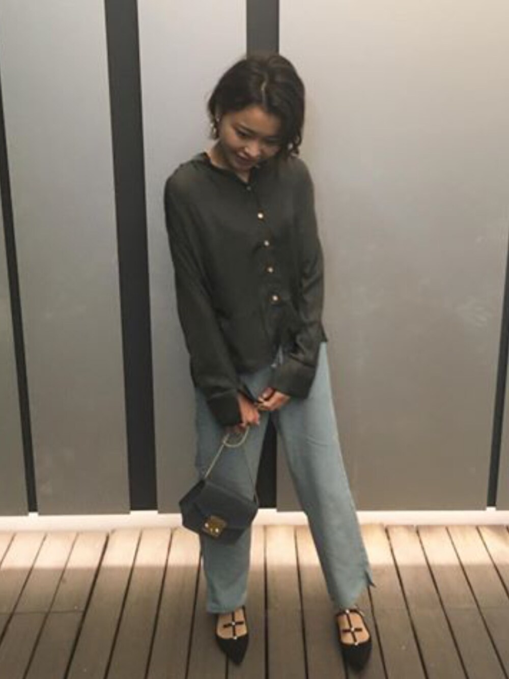 「とろみシャツ、ミントグリーン、カジュアル、大人コーデ、オトナカジュアル、オトナ女子、デート、パンツスタイル、くすみカラー、秋コーデ」｜「DISCOATのアイテム（パンツ、ブルー系）」を使った、きむさん（レディース・164cm）の秋コーディネートの1枚目の写真