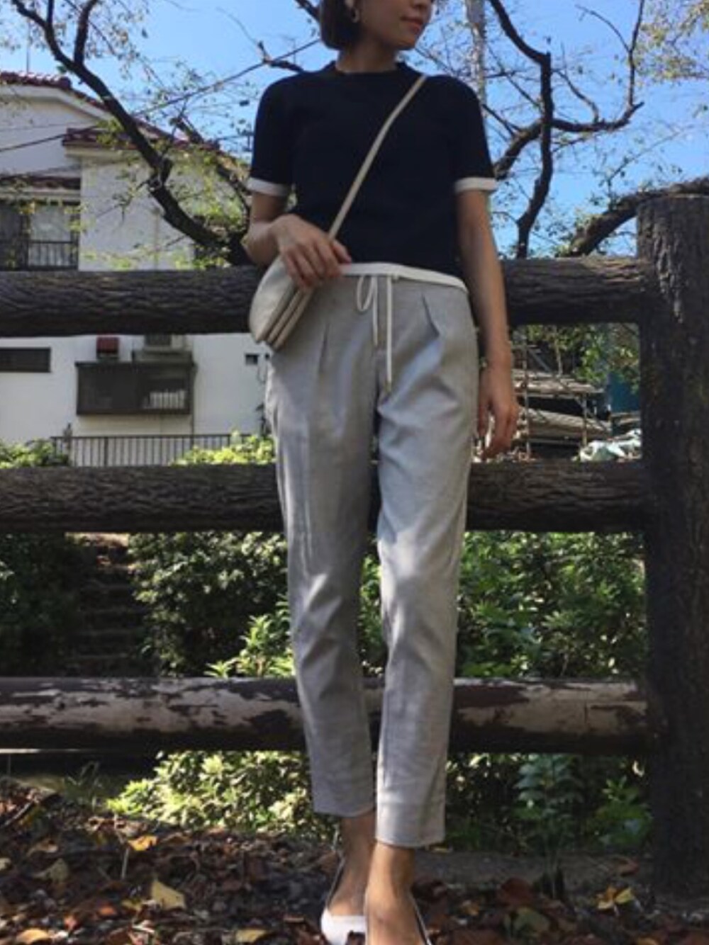 「秋のコーデ、秋晴れ、キレイめ、シンプルコーデ、ootd、大人カジュアル、パンツスタイル、お洒落さんとつながりたい、秋服」｜「BARNYARDSTORMのアイテム（パンツ、グレー系）」を使った、きむさん（レディース・164cm）の秋コーディネートの1枚目の写真