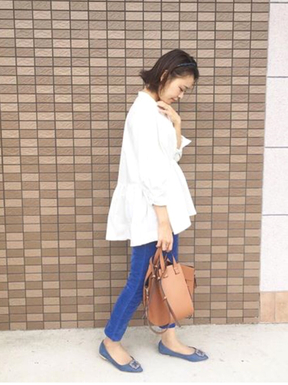「ブラウス、秋のコーデ、オトナ女子、シンプル、ブルーコーデ、パンツスタイル、ootd、今日のコーデ、お洒落さんとつながりたい、服好き」｜「ozoc c4のアイテム（シャツ/ブラウス、ホワイト系）」を使った、きむさん（レディース・164cm）の秋コーディネートの1枚目の写真