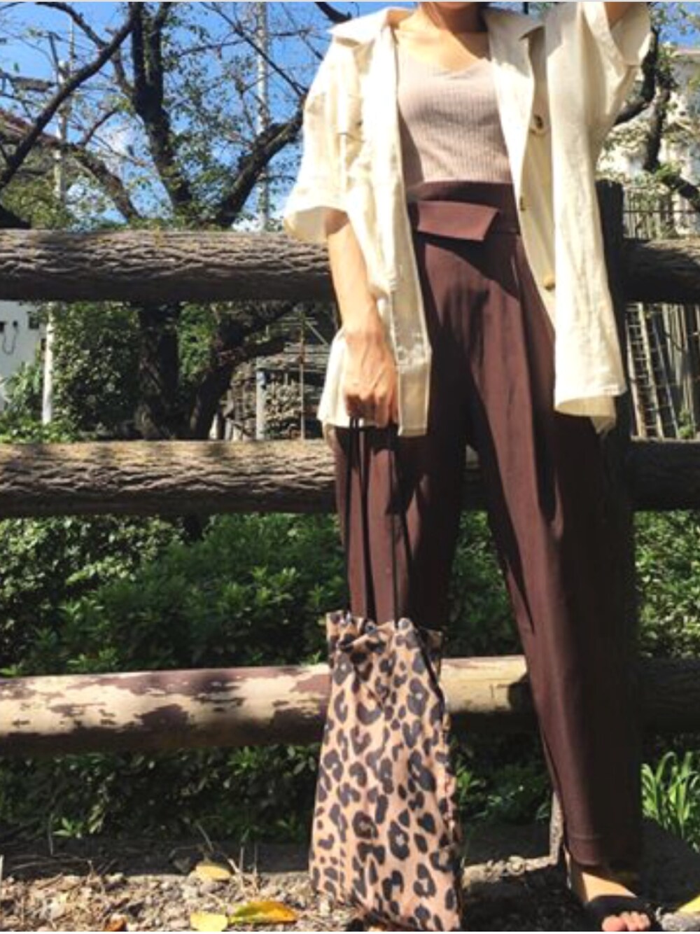 「大人カジュアル、秋服、ラフ、着回しコーデ、ベージュコーデ、プチプラ、パンツスタイル、ナチュラル、ootd、おしゃれさんと繋がりたい」｜「ROSE BUDの(ROSE BUD)ウエストリボンテーパードパンツ（その他パンツ、ブラウン系）」を使った、きむさん（レディース・164cm）の秋コーディネートの1枚目の写真