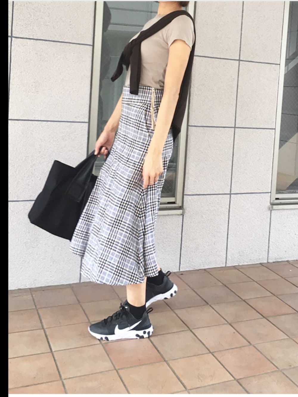 「チェック柄に恋してる、秋コーデ、プチプラコーデ、ブラウン、ユニクロ、ロングスカート、チェックスカート、スニーカー、スニーカーコーデ、オトナ女子」｜「Mila Owenのセットアップリネンフレアスカート（スカート、その他）」を使った、きむさん（レディース・164cm）の秋コーディネートの1枚目の写真