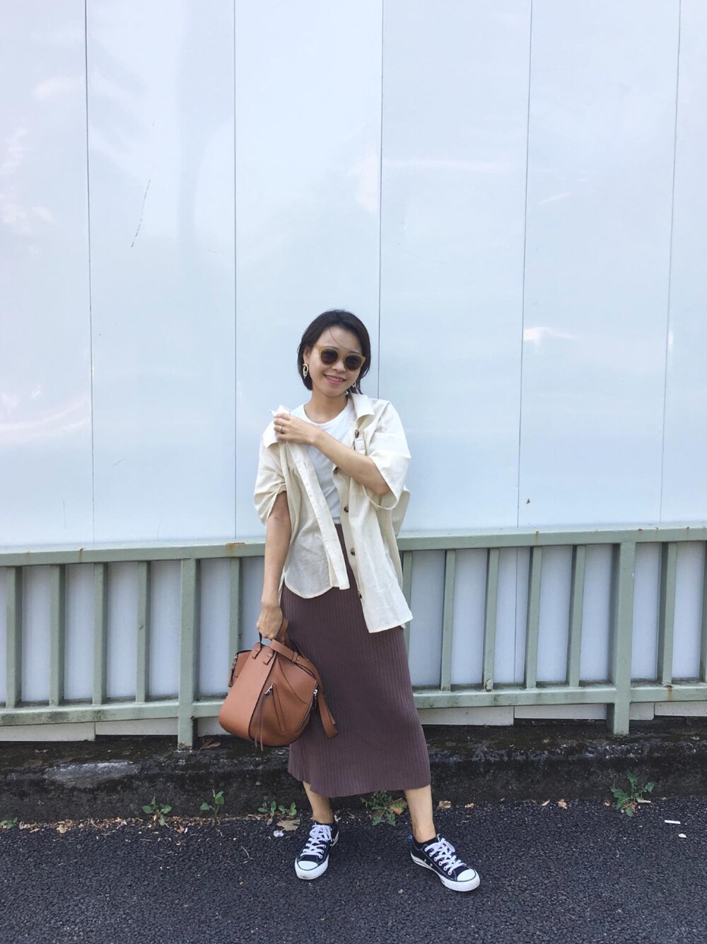 「秋のコーデ、プチプラ、ベージュコーデ、outfit、カジュアル、スニーカー、オトナカジュアル、タイトスカート、ootd、ニットスカート」｜「CIAOPANICのアイテム（シャツ/ブラウス、ベージュ系）」を使った、きむさん（レディース・164cm）の秋コーディネートの1枚目の写真