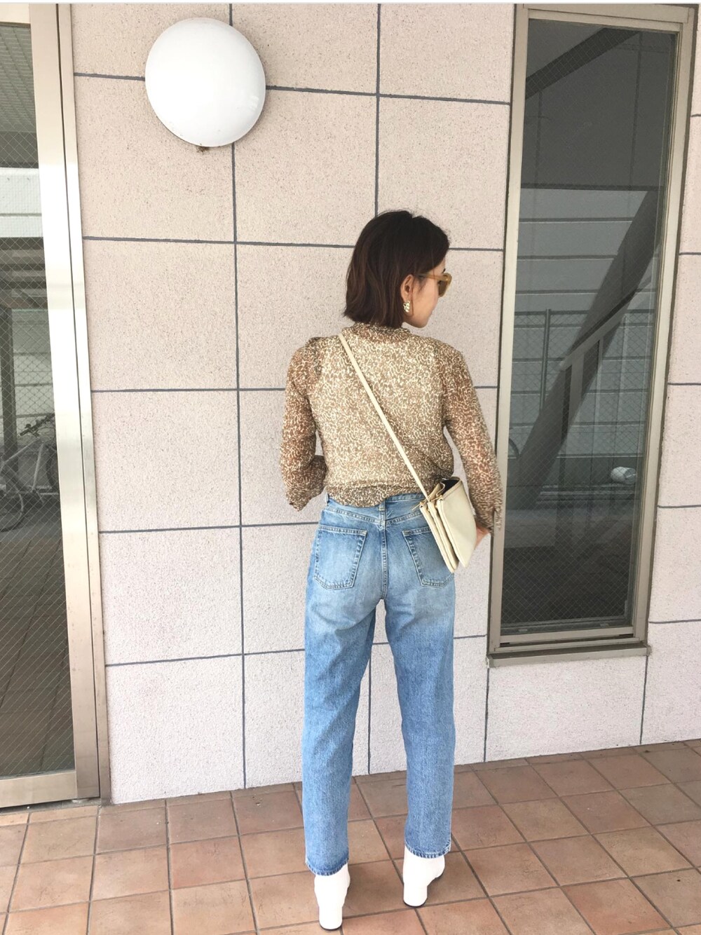 「ショートブーツ、デニム、秋のコーデ、ベージュコーデ、パンツスタイル、ショルダーバッグ、大人カジュアル、ブーツ」｜「TOMORROWLAND のアイテム（シャツ/ブラウス、その他）」を使った、きむさん（レディース・164cm）の秋コーディネートの1枚目の写真