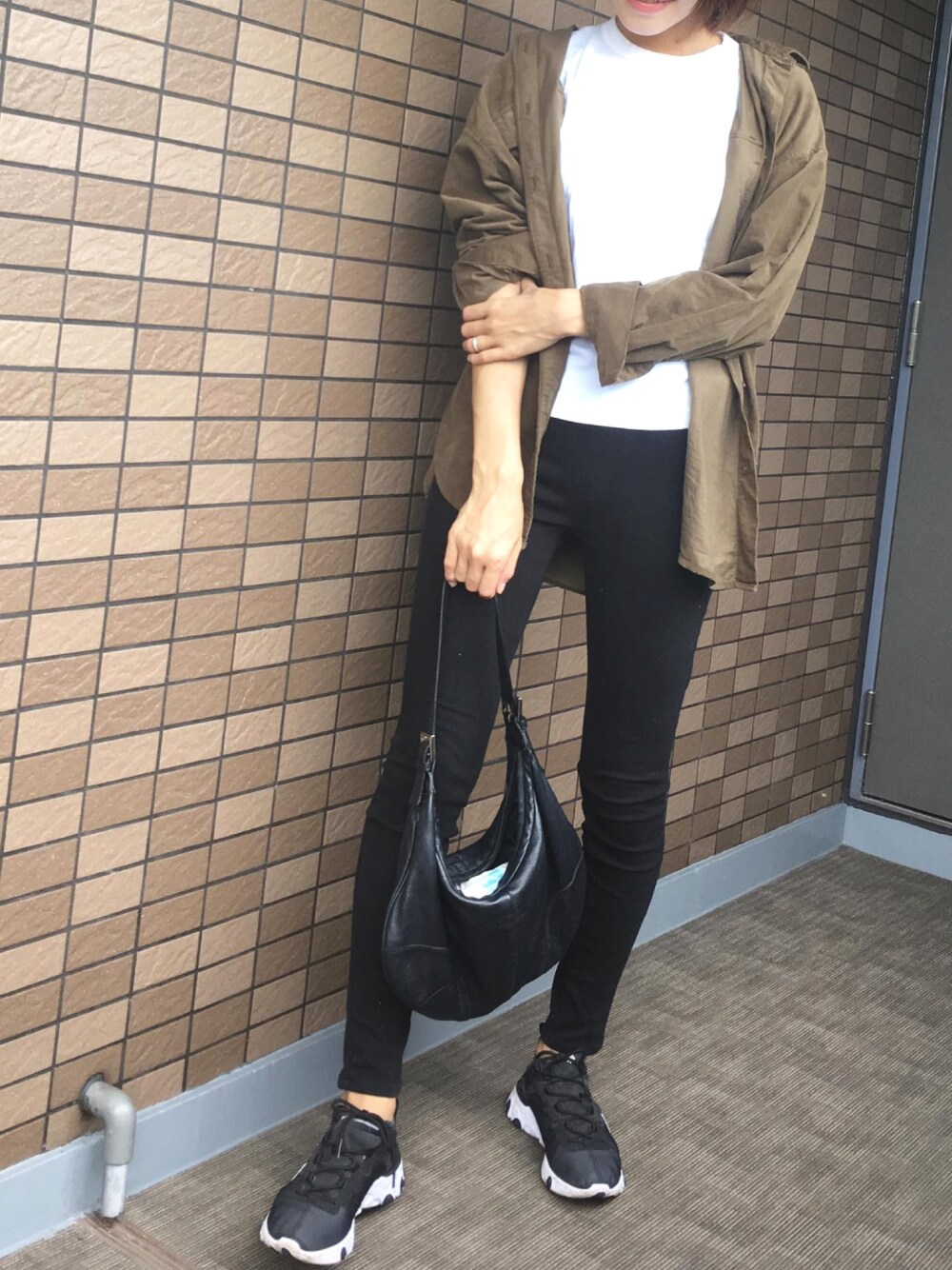 「秋コーデ、大人カジュアル、おしゃれさんと繋がりたい、ラクチンコーデ、プチプラ、パンツスタイル、コーデュロイ、シンプルコーデ、スニーカーコーデ、カーキ」｜「UNIQLOのWOMEN レギンスパンツ（その他パンツ、ブラック系）」を使った、きむさん（レディース・164cm）の秋コーディネートの1枚目の写真