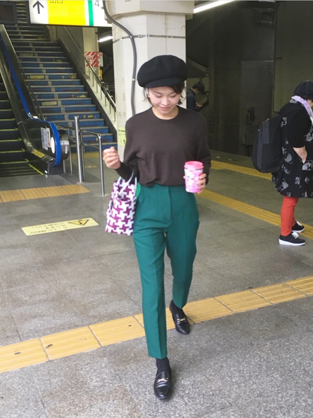 「オトナカジュアル、秋冬コーデ、パンツスタイル、おしゃれさんと繋がりたい、メンズライク、ブラウン、プチプラコーデ、カジュアルコーデ、今日のコーデ、キャスケット」｜「ZARAのアイテム（パンツ、グリーン系）」を使った、きむさん（レディース・164cm）の秋コーディネートの1枚目の写真