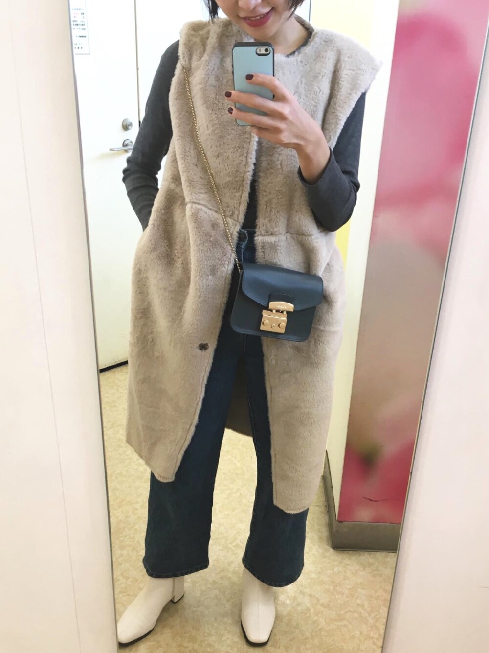 「カジュアルコーデ、秋のコーデ、大人カジュアル、パンツスタイル、ワイドデニム、お洒落さんとつながりたい、ショートブーツ、デニムパンツ、冬コーデ、ファーベスト」｜「FURLAのメトロポリス ミニ クロスボディバッグ（ショルダーバッグ、ブルー系）」を使った、きむさん（レディース・164cm）の秋コーディネートの1枚目の写真