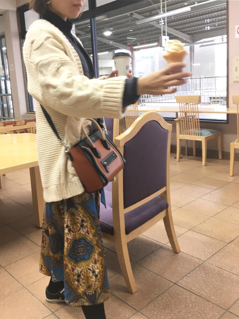 「プチプラコーデ、冬のコーデ、旅行コーデ、旅行スタイル、ootd、オトナ女子、ホワイト、スニーカーコーデ、タートルネック、休日コーデ」｜「CELINEのアイテム（ハンドバッグ、オレンジ系）」を使った、きむさん（レディース・164cm）の秋コーディネートの1枚目の写真