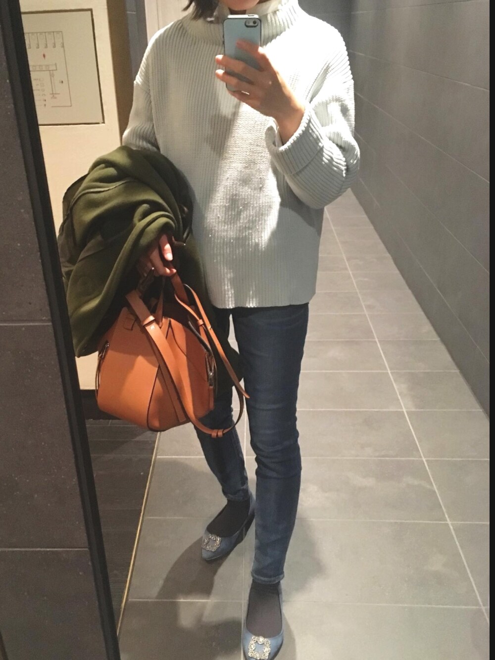 「冬アウター着回しチャレンジ、シンプル、おしゃれさんと繋がりたい、オトナ女子、きれいめカジュアル、大人コーデ、デニム、ootd、パンツスタイル、冬コーデ」｜「RED CARD TOKYOの【RED CARD】Anniversary Highriseデニム（デニムパンツ、ブルー系）」を使った、きむさん（レディース・164cm）の冬コーディネートの1枚目の写真
