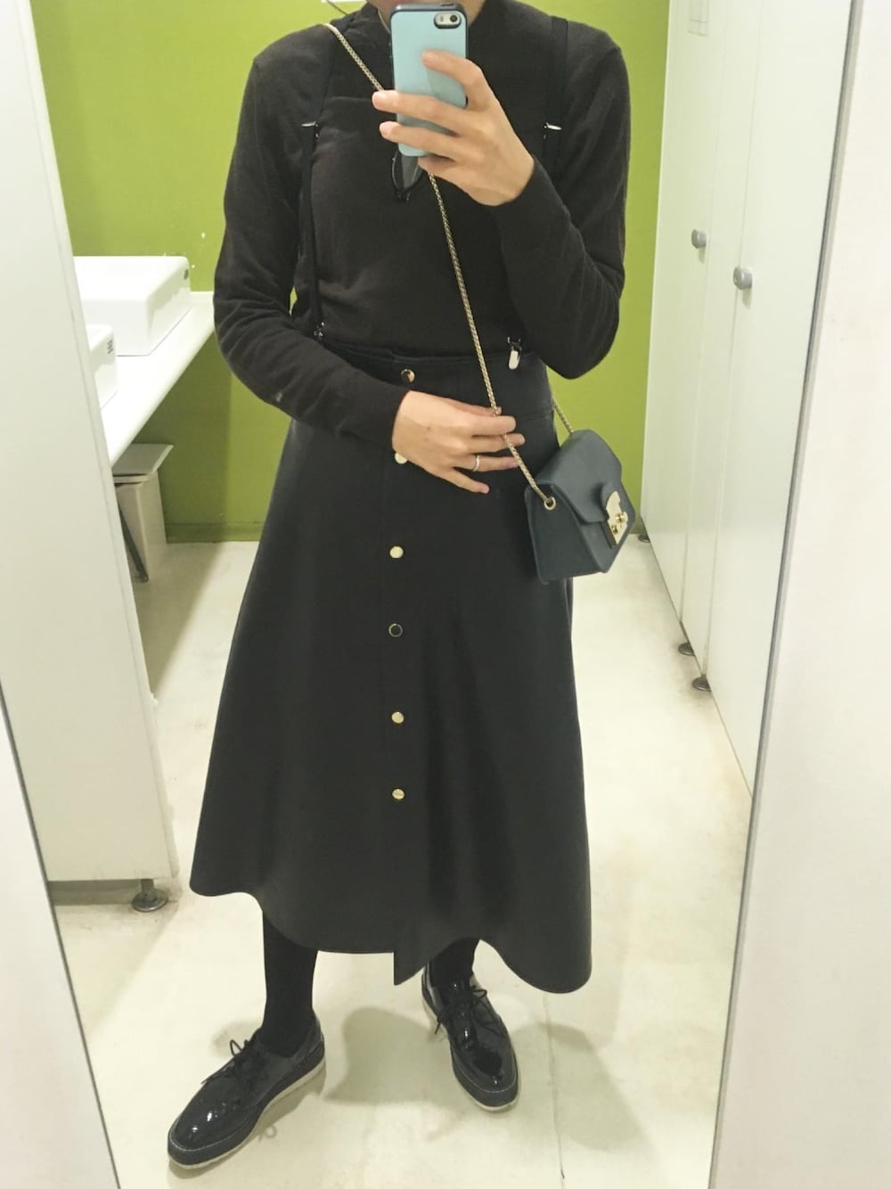 「休日コーデ、カジュアル、サスペンダー、プチプラ、ラフ、UNIQLO、ZARA、おしゃれさんと繋がりたい、ダテメガネ、春コーデ」｜「ZARAのアイテム（ワンピース、ブラック系）」を使った、きむさん（レディース・164cm）の冬コーディネートの1枚目の写真