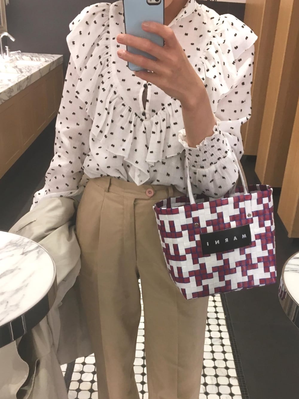 「春、ブラウス、春服、暖かい、春コーデ、きれいめカジュアル、大人カジュアル、大人可愛い、ZARA、ホワイト×ベージュ」｜「MARNIのアイテム（ハンドバッグ、レッド系）」を使った、きむさん（レディース・164cm）の春コーディネートの1枚目の写真