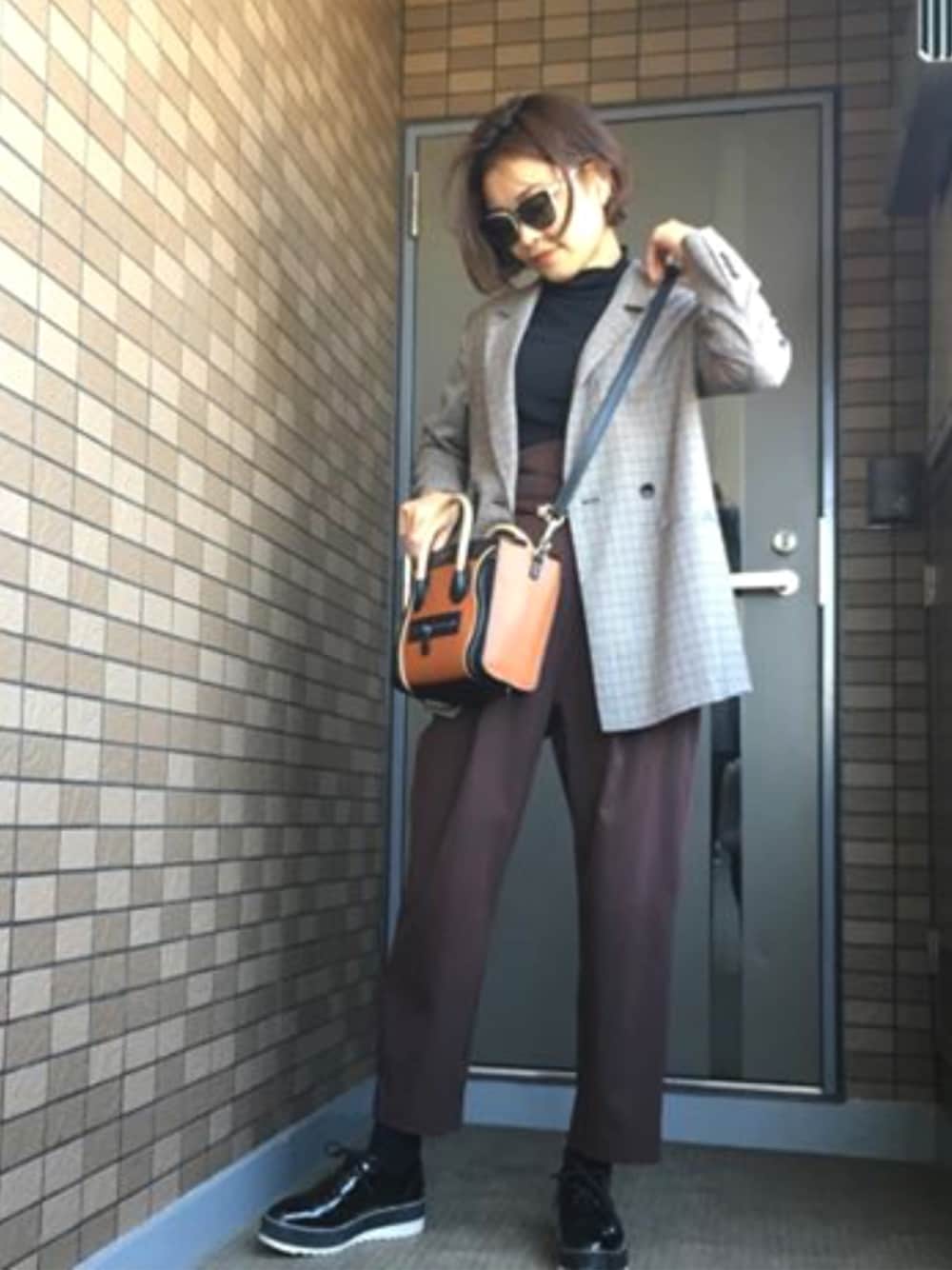 「パンツスタイル、カジュアル、おじコーデ、おしゃれさんと繋がりたい、大人カジュアル、ジャケット、ブラウン、春コーデ、おでかけ、着回しコーデ」｜「CELINEのアイテム（ハンドバッグ、オレンジ系）」を使った、きむさん（レディース・164cm）の春コーディネートの1枚目の写真