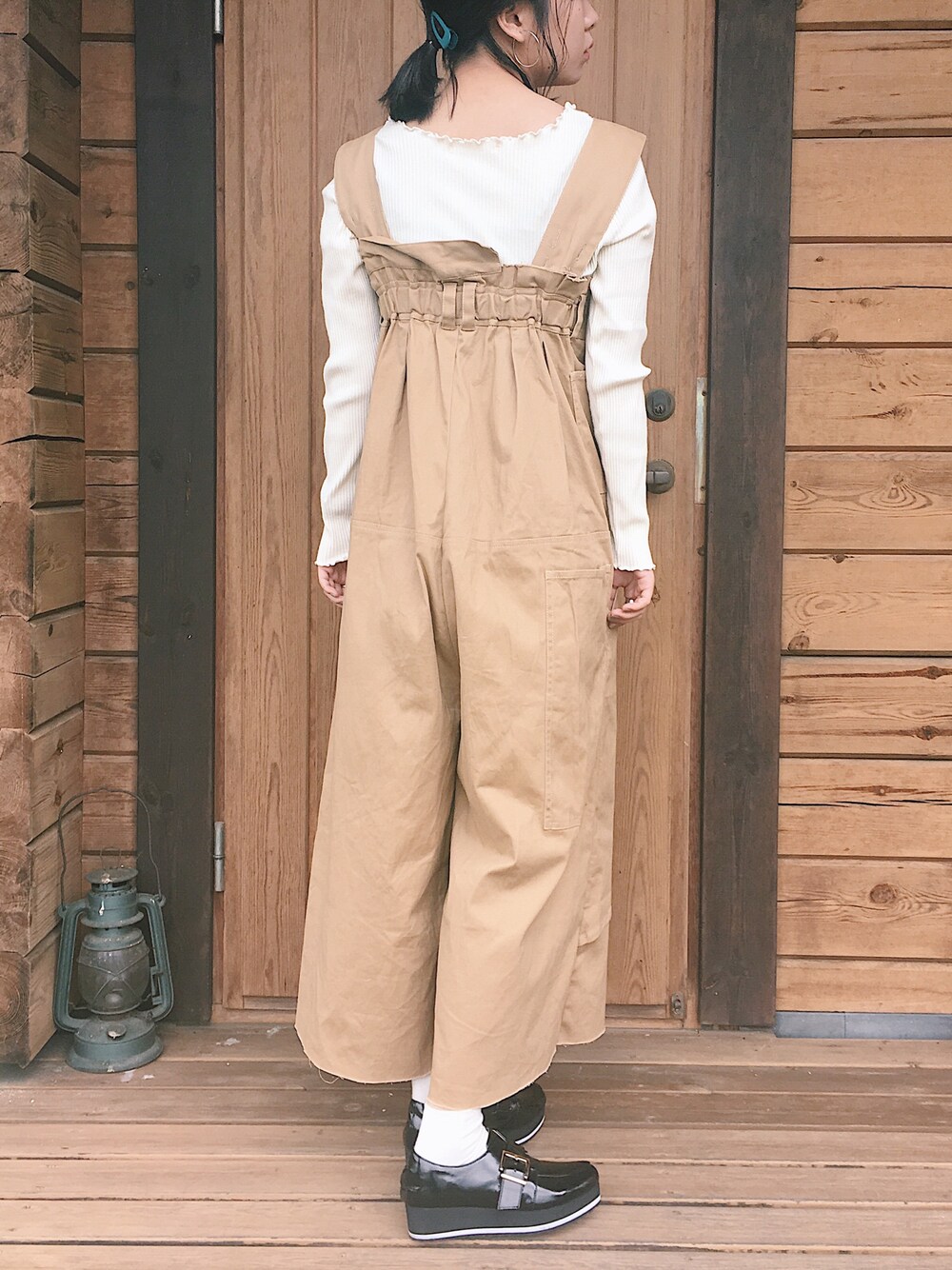 「シンプル、シンプルコーデ、リメイク、サロペット、ラクチンコーデ、秋色、カジュアルコーデ、ootd、ベージュ、ワイドパンツ」｜「Kastaneのチノリメイク風ハイウエストパンツ（サロペット/オーバーオール、ベージュ系）」を使った、riccaさん（レディース・155cm）の秋コーディネートの1枚目の写真