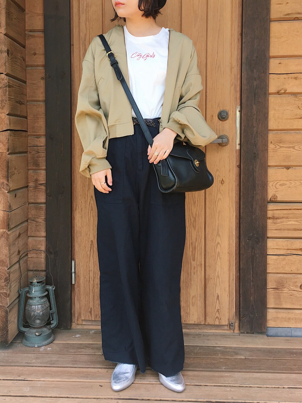 「カジュアルコーデ、ベレー帽、休日スタイル、ラフ、Tシャツ、春、プチプラコーデ、ootd、シルバー、シルバーシューズ」｜「mysticのcitygirlT（Tシャツ/カットソー、ホワイト系）」を使った、riccaさん（レディース・155cm）の春コーディネートの1枚目の写真