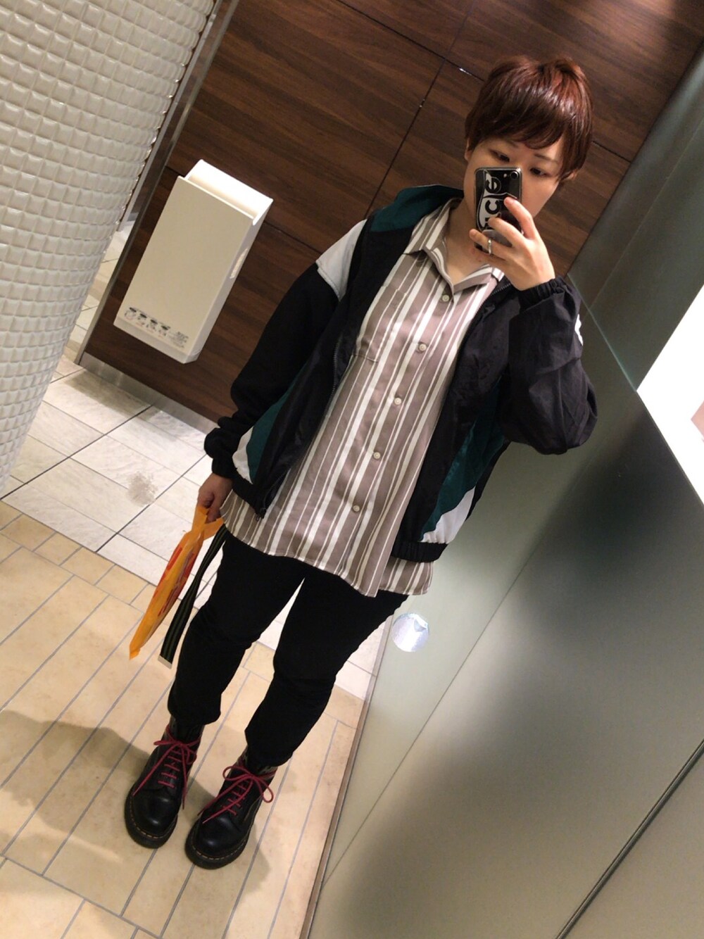 その他のジャケット/アウター、ブラウン系のシャツ/ブラウス、ブラック系のブーツを着用したレディースの春コーディネートの1枚目の写真