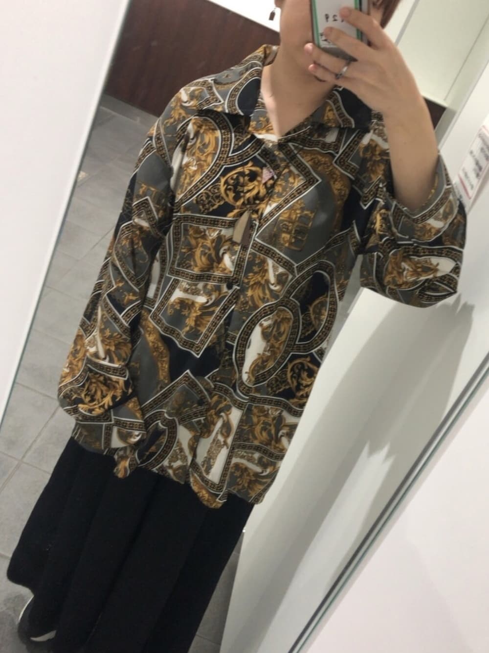 グレー系のシャツ/ブラウス、ブラック系のパンツ、ブラック系のスニーカーを着用したレディースの秋コーディネートの1枚目の写真