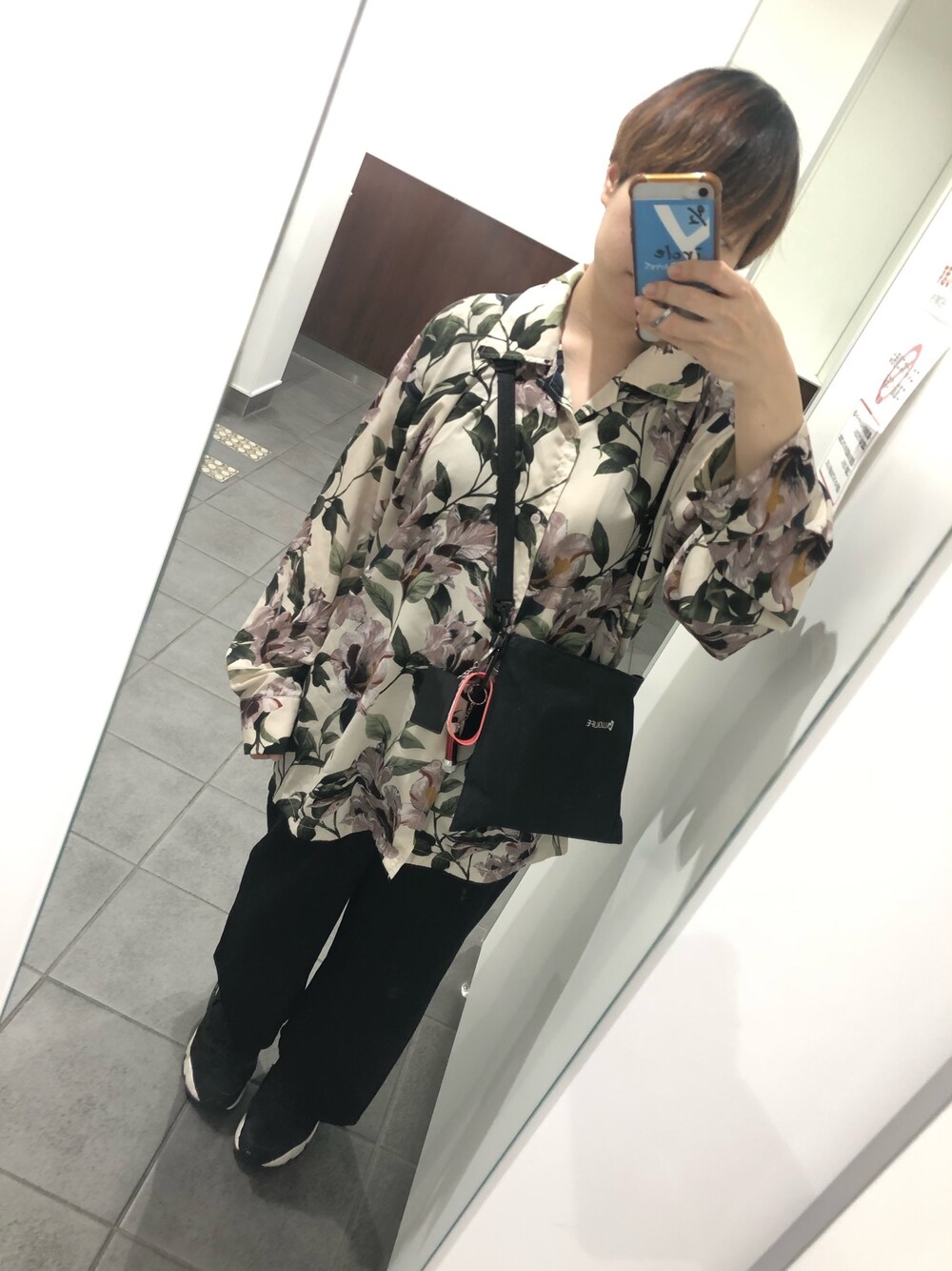 ホワイト系のシャツ/ブラウス、ブラック系のパンツ、ブラック系のスニーカーを着用したレディースの夏コーディネートの1枚目の写真