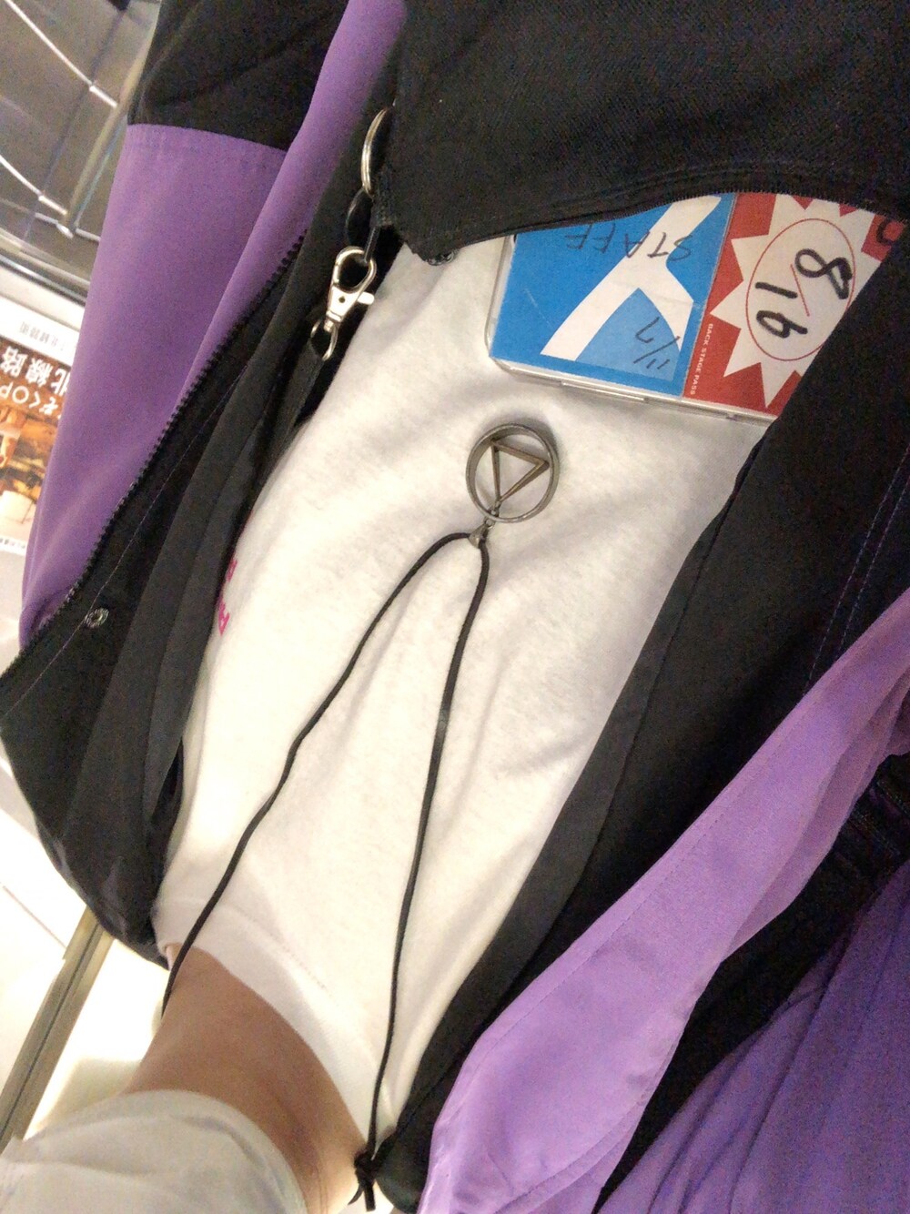 ホワイト系のTシャツ/カットソー、パープル系のマウンテンパーカー、ブラック系のショルダーバッグを着用したレディースの秋コーディネートの1枚目の写真