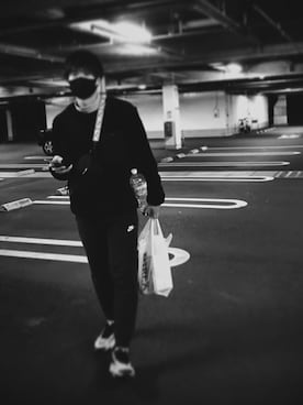 「UNIQLO（ユニクロ）のフリースプルオーバー（長袖）（Tシャツ/カットソー、ブラック系）」を使った、田中健斗さん（メンズ・178cm）の春コーディネート