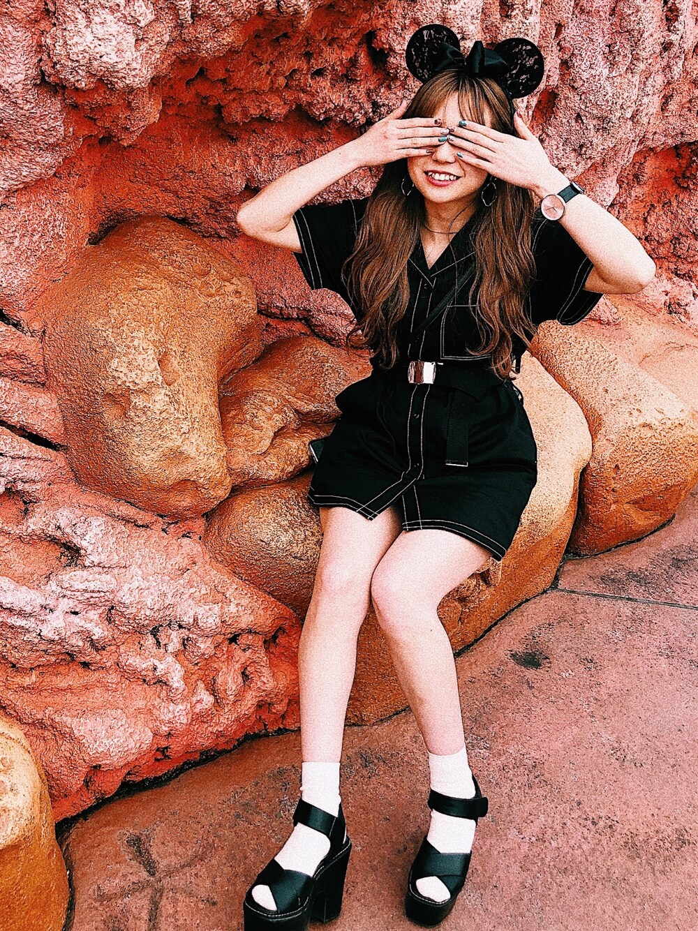 ブラック系のワンピース、ブラック系のサンダル、ブラック系のアナログ腕時計を着用したレディースの秋コーディネートの1枚目の写真