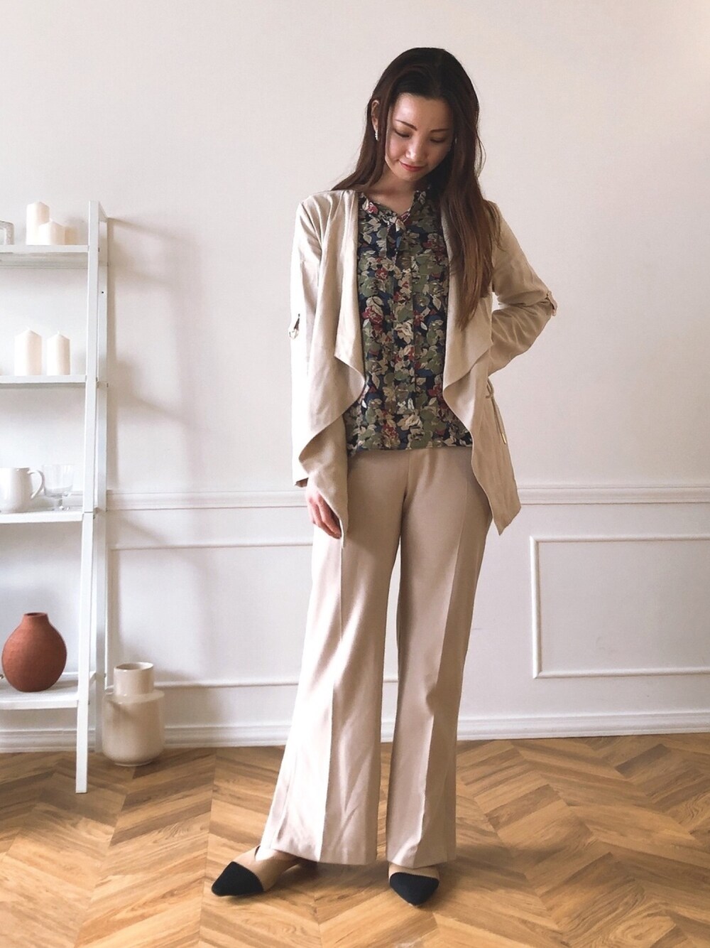 「Bou Jeloud、ブージュルード、春コーデ、パンツスタイル、大人コーデ、ベージュ、キレイめ、ジャケット、花柄ブラウス、ヴィンテージ」｜「Bou Jeloudの〈2020SS新作〉サラッと着流し◆前ドレープウエストシャーリングジャケット（テーラードジャケット、ベージュ系）」を使った、maiflora25さん（レディース・162cm）の春コーディネートの1枚目の写真