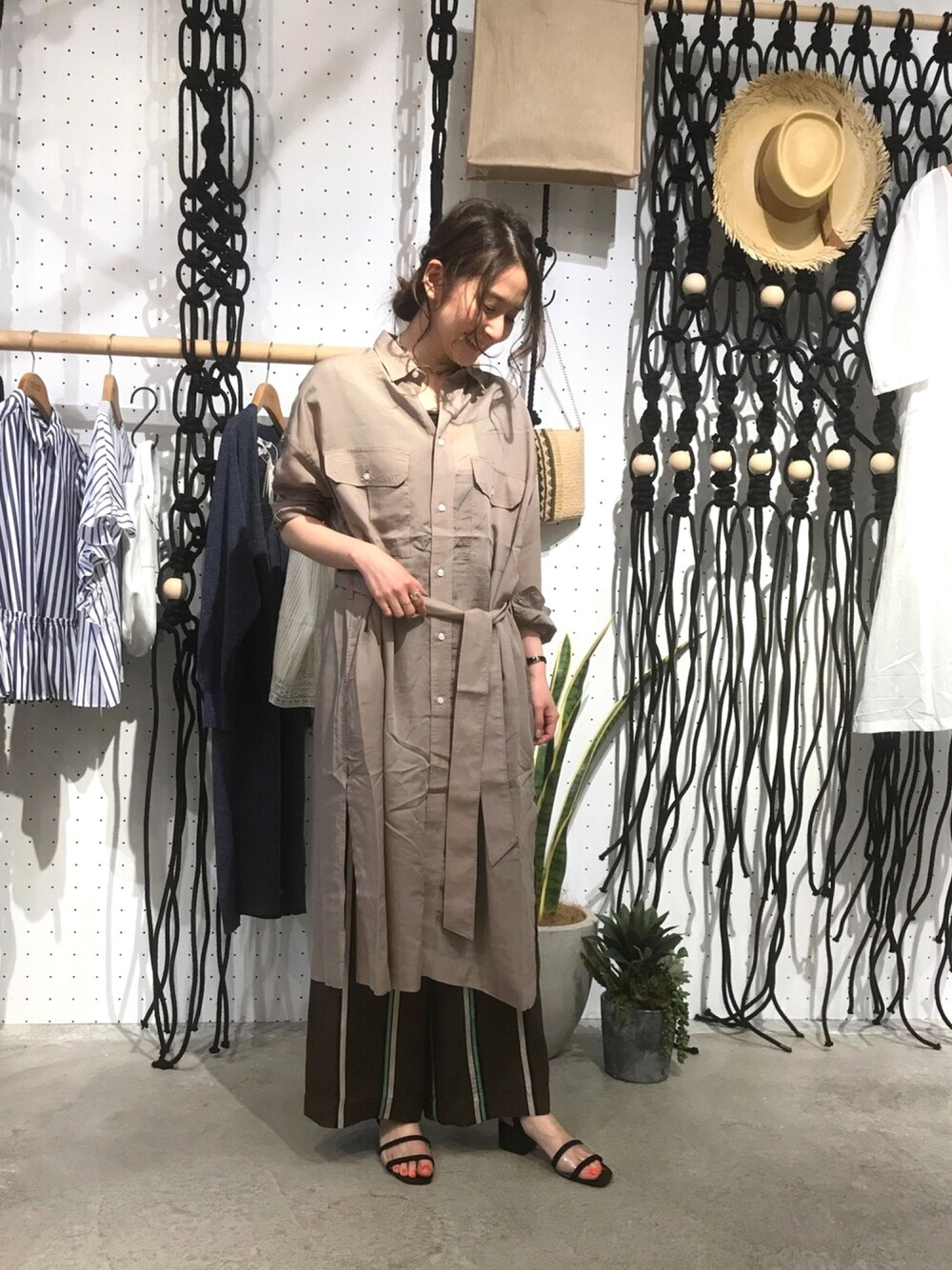 「きれいめカジュアル、春コーデ、オトナ女子、カジュアル、大人カジュアル」｜「JOURNAL STANDARD relumeのMANTECO アソートマルチストライプワイドパンツ#（その他パンツ、ブラウン系）」を使った、海下真夕さん（レディース・160cm）の春コーディネートの1枚目の写真