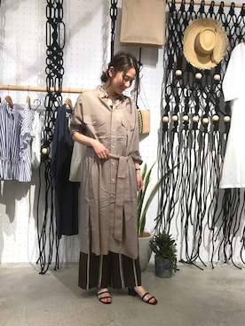 「JOURNAL STANDARD relume（ジャーナルスタンダード　レリューム）のアイテム（シャツワンピース）」を使った、海下真夕さん（レディース・160cm）の春コーディネート