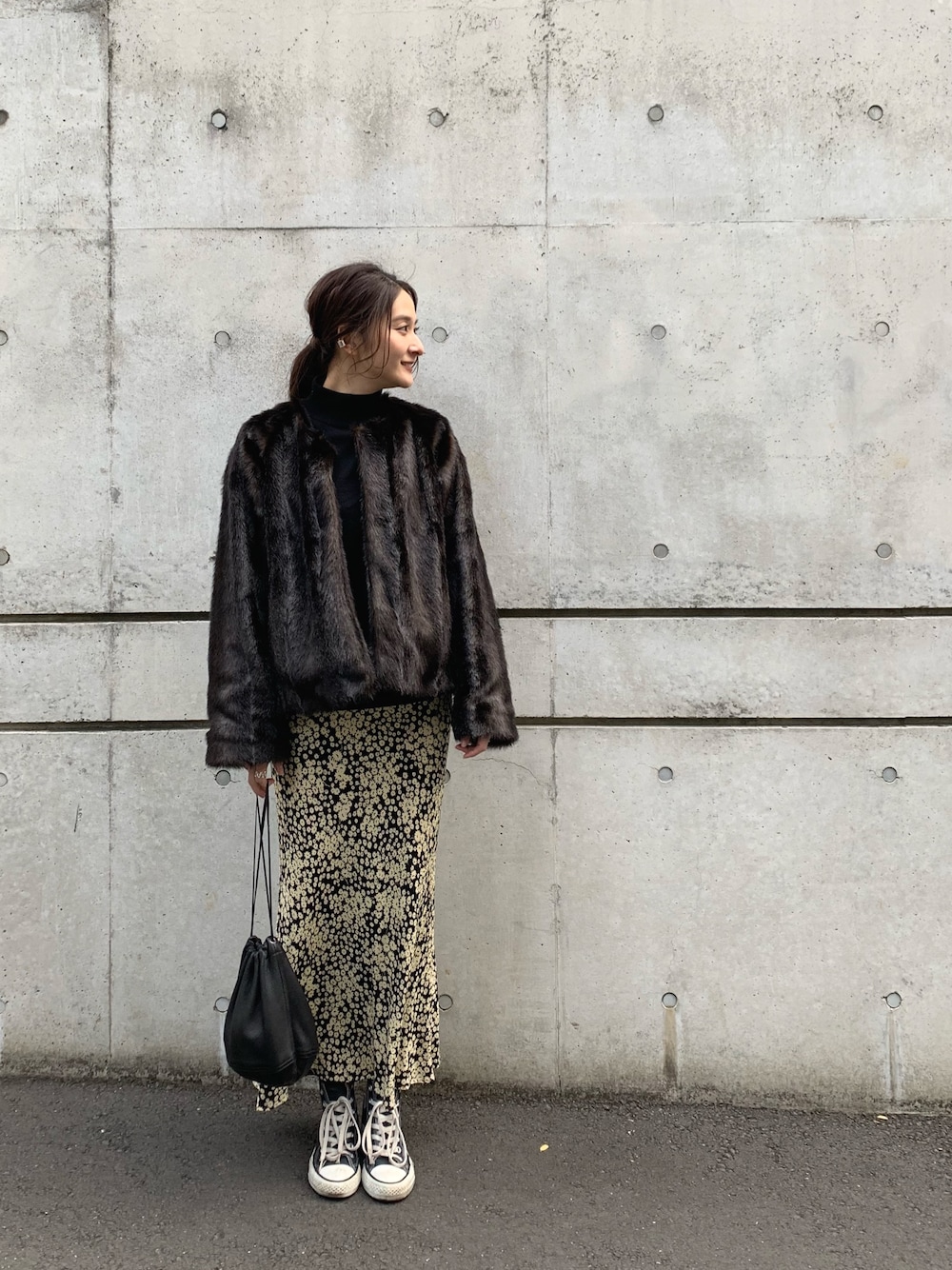 「大人コーデ、オトナカジュアル、花柄、ootd、フェイクファーコート、モックネック、ユニクロ、極暖ヒートテック、EDIT.FOR LULU、MILKFED.」｜「EDIT. FOR LULUのフラワーバイアスマキシスカート4◆（スカート、ブラック系）」を使った、海下真夕さん（レディース・160cm）の冬コーディネートの1枚目の写真