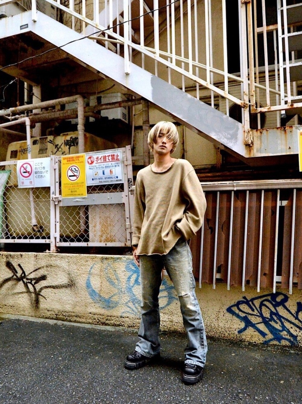 「vintage、ootd、グランジ」｜「bukhtのアイテム（ニット/セーター、ベージュ系）」を使った、まさとさん（メンズ・163cm）の秋コーディネートの1枚目の写真