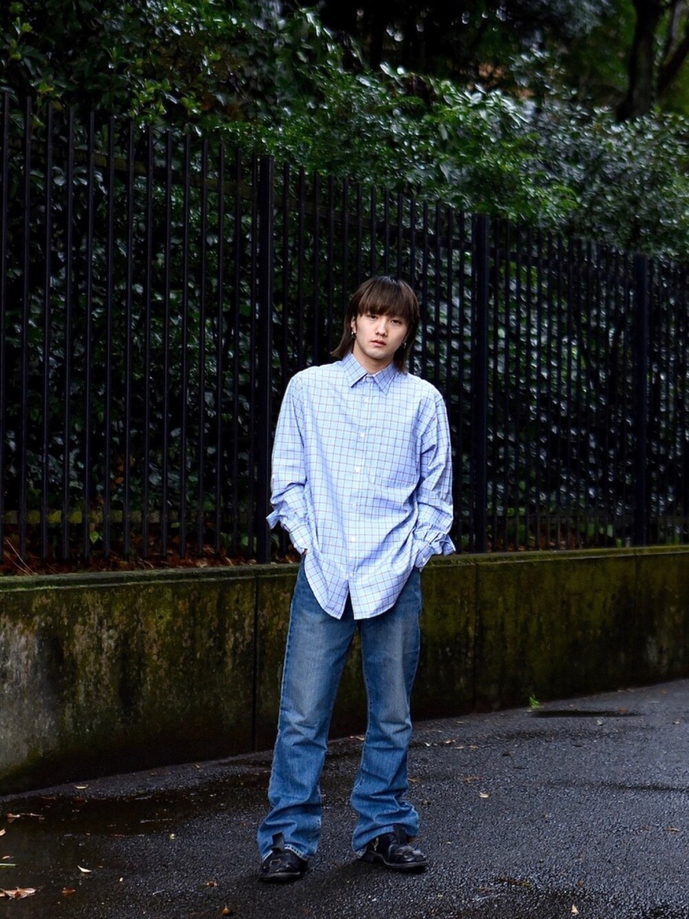 「RAGEBLUE、シンプルコーデ、オーバーサイズ、ootd、古着コーデ、デニム、シャツスタイル」｜「NEONSIGNのアイテム（シャツ/ブラウス、ブルー系）」を使った、まさとさん（メンズ・165cm）の冬コーディネートの1枚目の写真