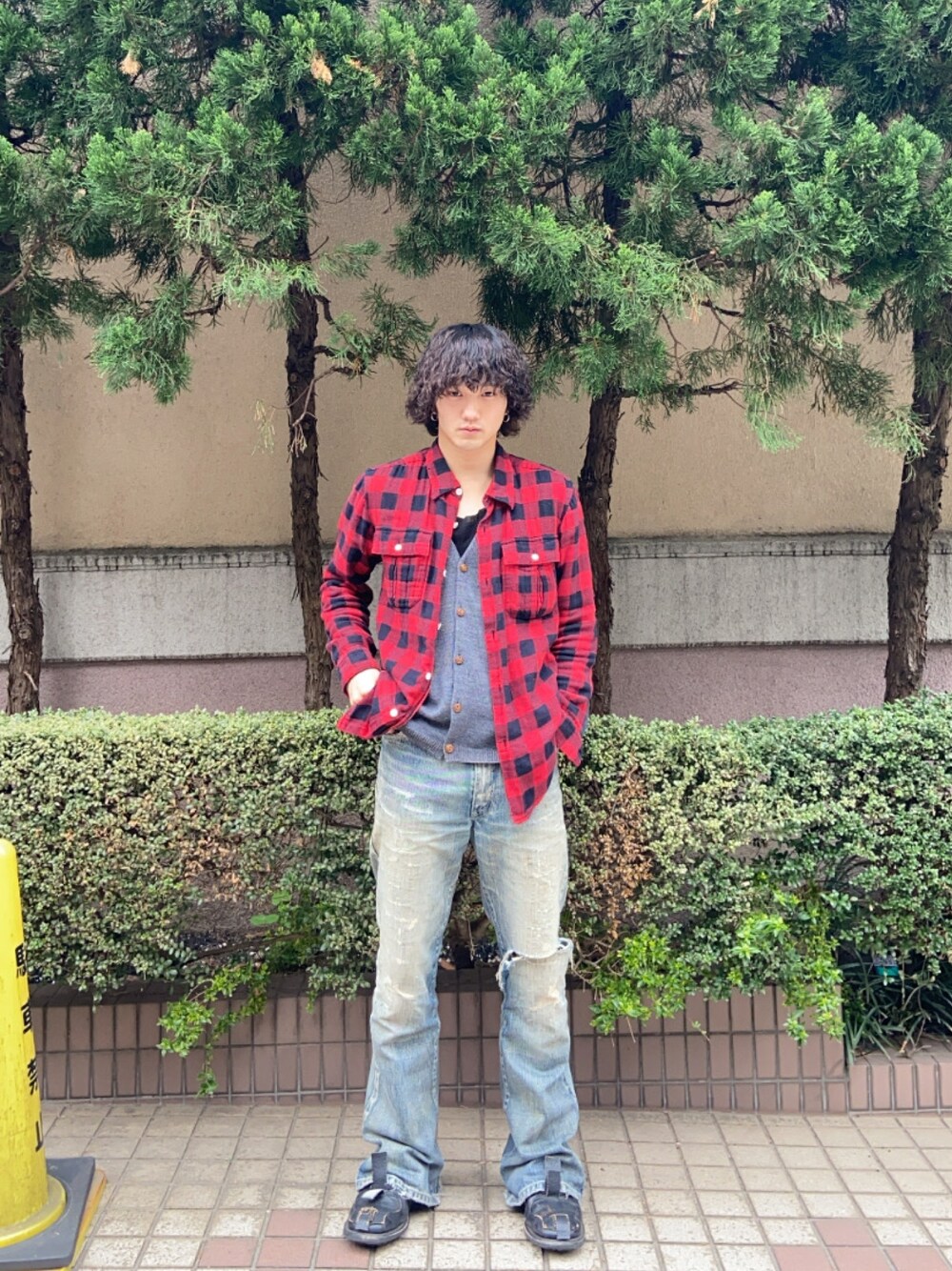 「春めきシューズ、春服、お洒落さんとつながりたい、いいね、save、フォローお願いします🤑、レイヤードスタイル、デニムパンツ、古着好きな人と繋がりたい」｜「UNDERCOVERのアイテム（ジャケット/アウター、レッド系）」を使った、まさとさん（メンズ・165cm）の春コーディネートの1枚目の写真