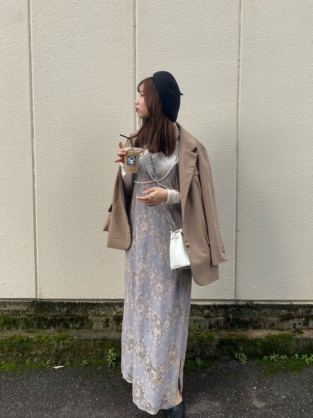 「春、春カラー、ootd、キレイめ、春服、春アウター、ベレー帽、花柄ワンピース、足袋パンプス、お洒落さんとつながりたい」｜「archivesの配色レースキャミワンピース（ワンピース、グレー系）」を使った、ayakaさん（レディース・156cm）の春コーディネートの1枚目の写真