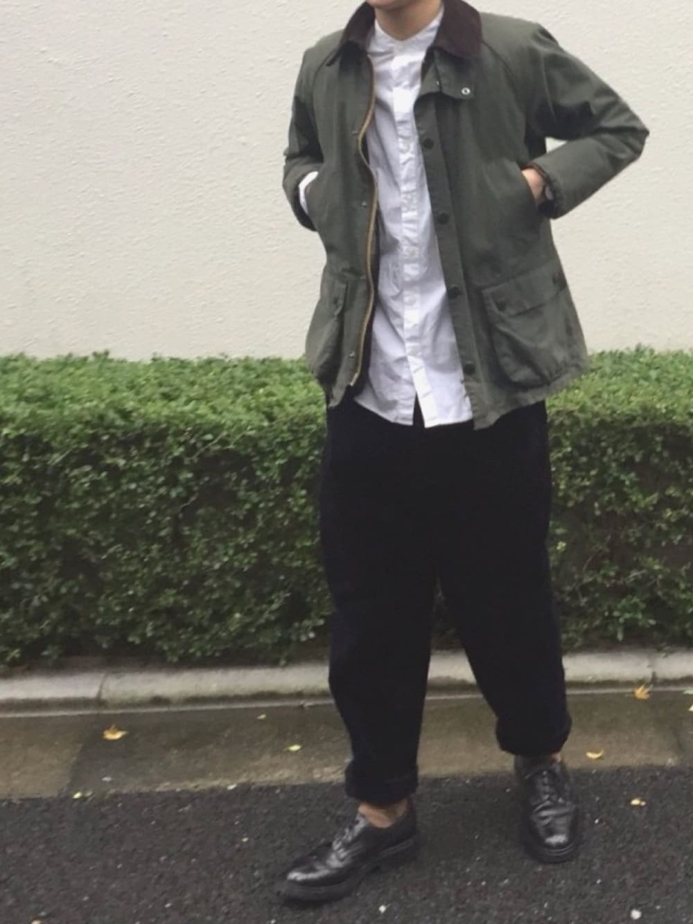 グリーン系のその他アウター、ホワイト系のシャツ/ブラウス、ブルー系のスラックスを着用したメンズの秋コーディネートの1枚目の写真