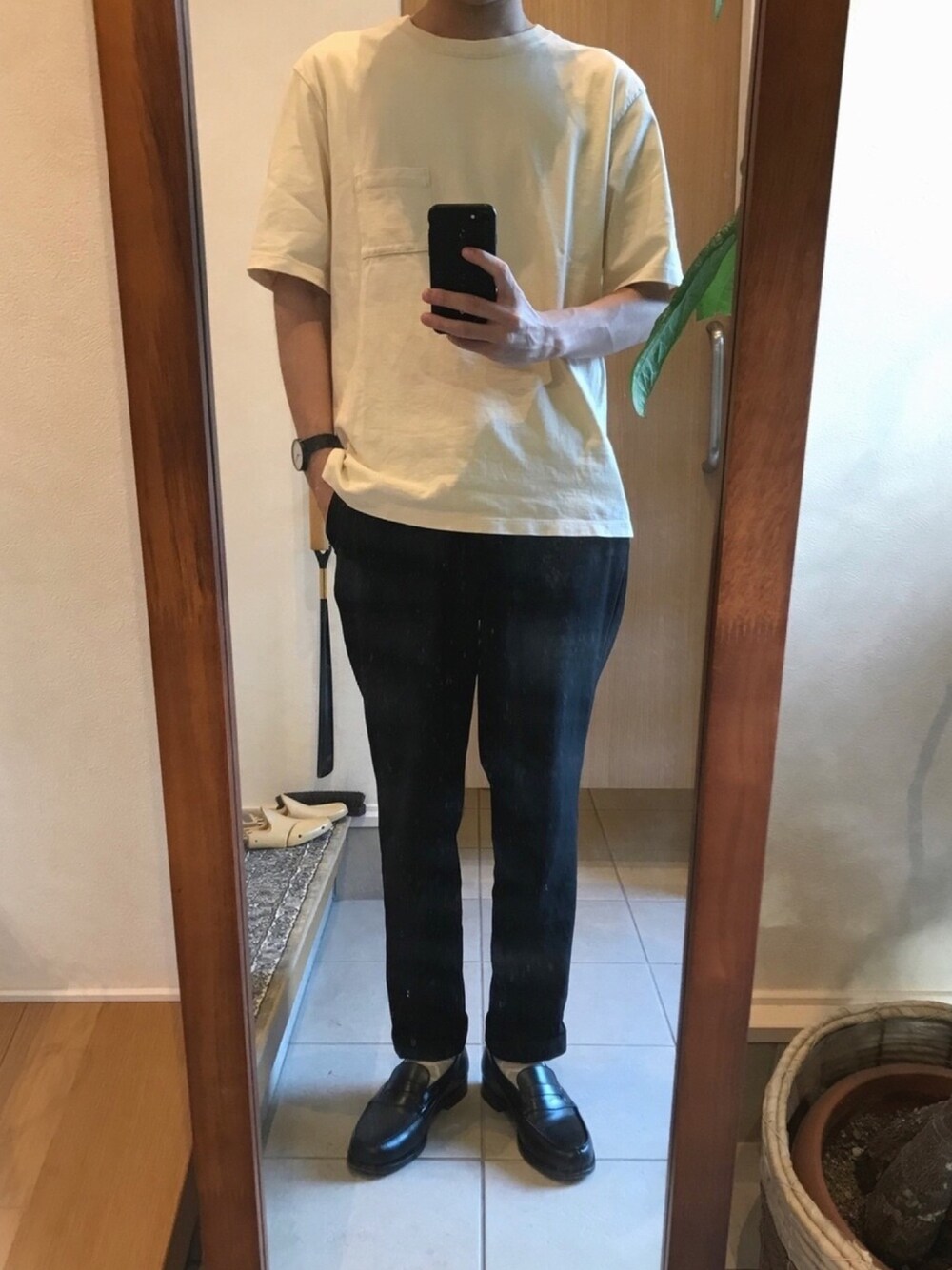 「ootd、Tシャツ、キレイめ、カジュアル、シンプル、秋コーデ、休日スタイル、おしゃれさんと繋がりたい、united arrows、TOMORROWLAND」｜「instrmntのアイテム（アナログ腕時計、ブラック系）」を使った、3rdさん（メンズ・170cm）の秋コーディネートの1枚目の写真