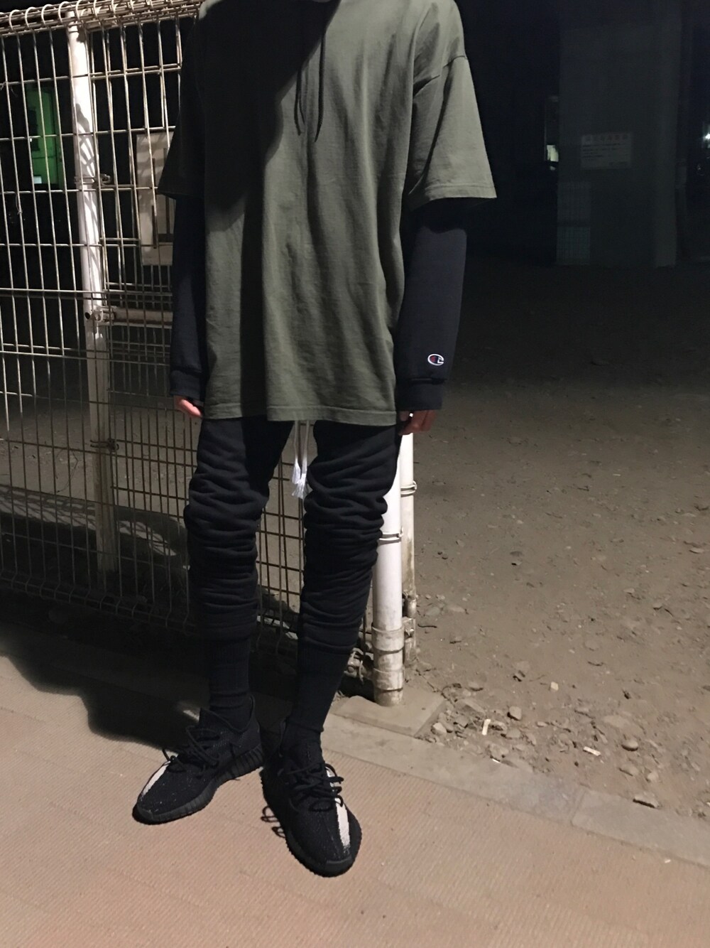 「シンプル、ブラック、ビックシルエット、レイヤードスタイル、ジョガーパンツ、yeezy」｜「PRO CLUB のアイテム（Tシャツ/カットソー、グリーン系）」を使った、あさん（メンズ・176cm）の冬コーディネートの1枚目の写真