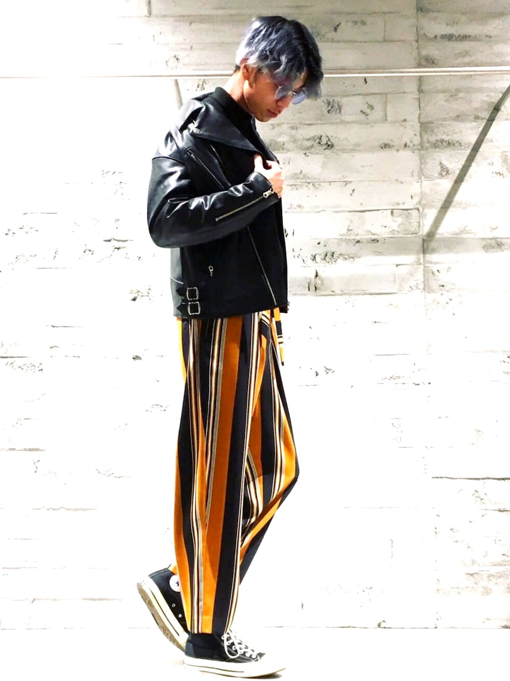 「シンプル、ootd、ブラック、カジュアルコーデ、ストリート、HARE、レザージャケット、ライダース、outfit、冬」｜「HAREのカラーグラス(HARE)（サングラス、ブルー系）」を使った、aoshiさん（メンズ・184cm）の冬コーディネートの1枚目の写真