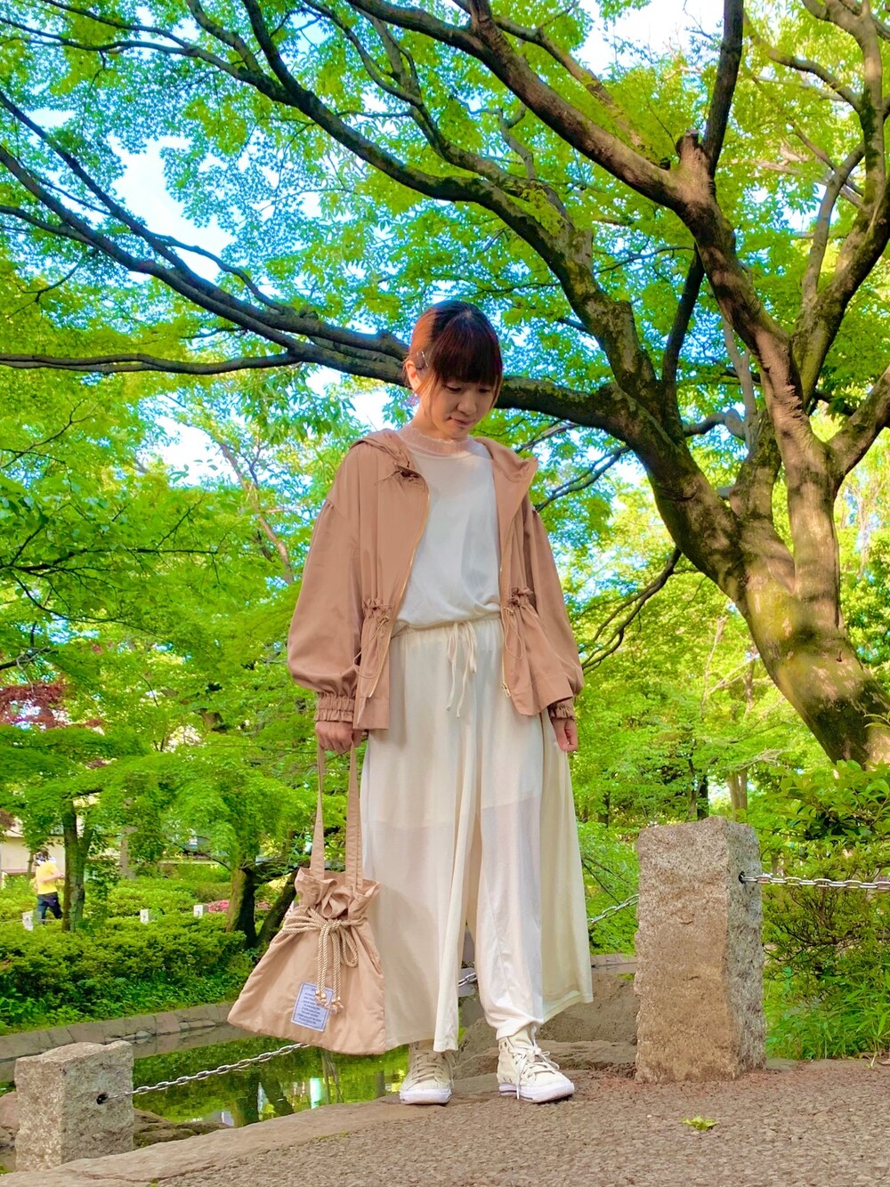 「ゆるコーデ、オールインワン、ベージュ×白、春コーデ、リラックススタイル、スニーカー、プチプラ」｜「AS KNOW AS PINKYのアイテム（オールインワン・サロペット、ホワイト系）」を使った、yuuri⁑⁑⁑さん（レディース・154cm）の春コーディネートの1枚目の写真