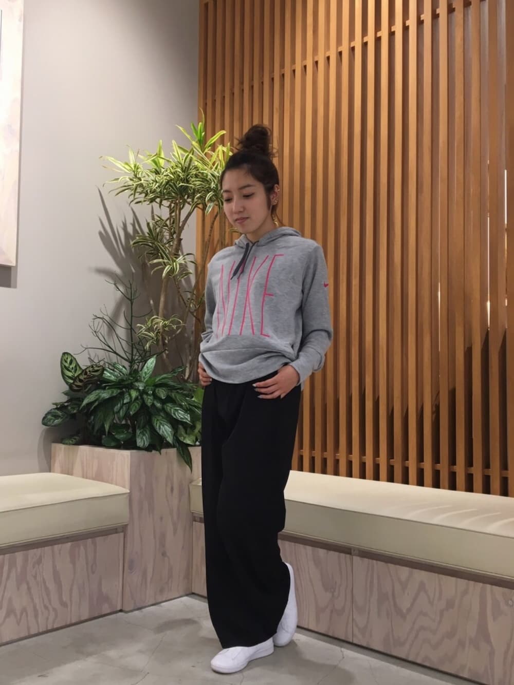「カジュアル、シンプル、シンプルコーデ、ootd、スニーカー、ナイキ、NIKE、パンツスタイル、おしゃれさんと繋がりたい、低身長」｜「NERGYのメッシュトラックパンツ（その他パンツ、ブラック系）」を使った、saeさん（レディース・148cm）の夏コーディネートの1枚目の写真