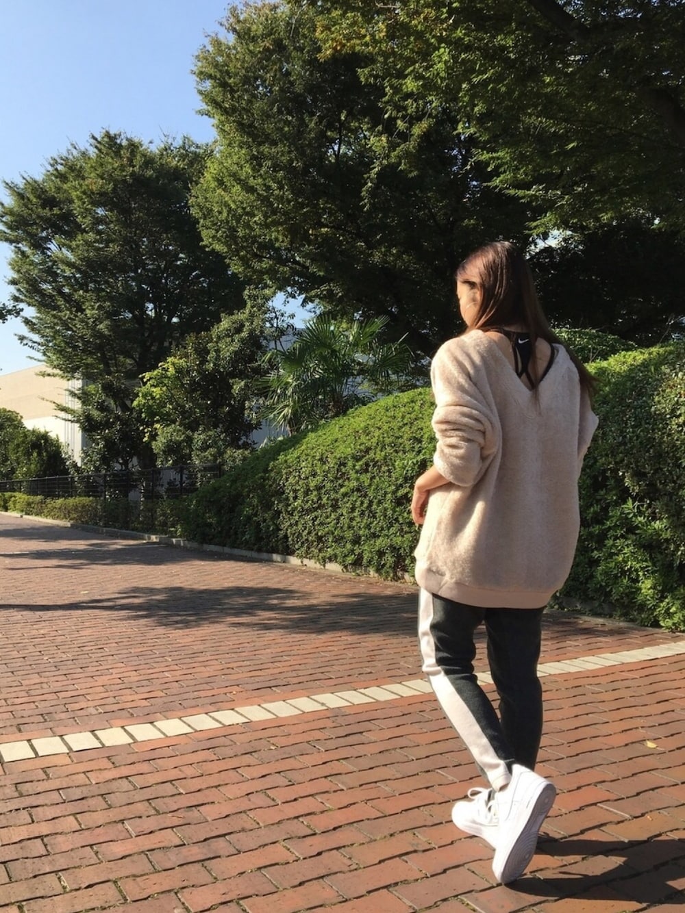 「カジュアルコーデ、オーバーサイズ、スニーカーコーデ、低身長、ナージー(NERGY)、ナージー、ナイキ、NIKE、エアフォースワン、airforce1」｜「NERGYのプードルスウェット（スウェット、レッド系）」を使った、saeさん（レディース・148cm）の秋コーディネートの1枚目の写真