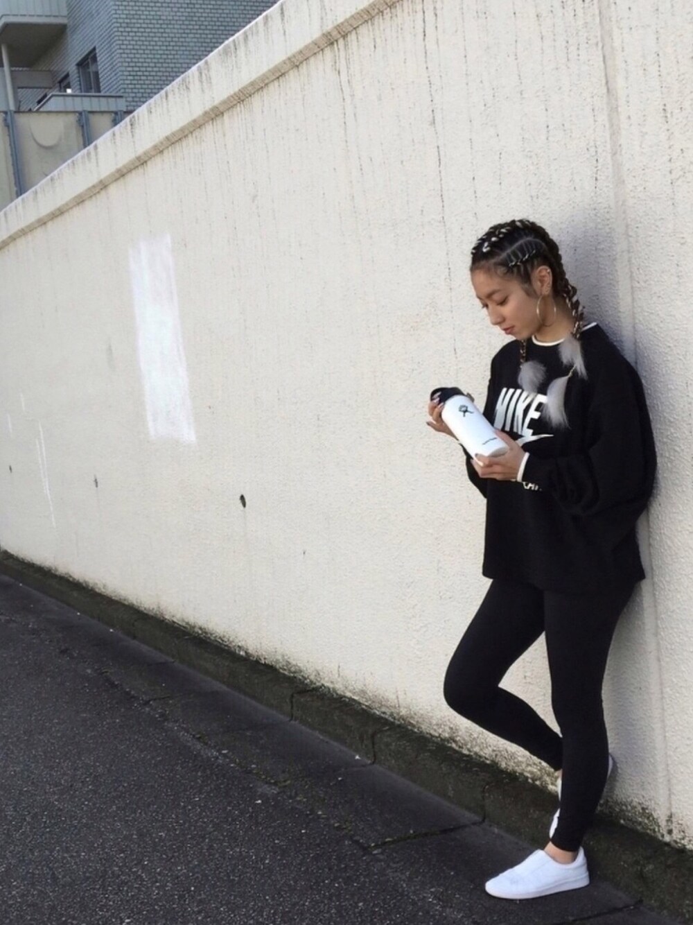 「ナージー、ナージー(NERGY)、ナイキ、ナイキスニーカー、スウェット、ブラックコーデ、ストリート、ハイドロフラスク、NIKE」｜「NIKEのアイテム（スウェット、ブラック系）」を使った、saeさん（レディース・148cm）の秋コーディネートの1枚目の写真