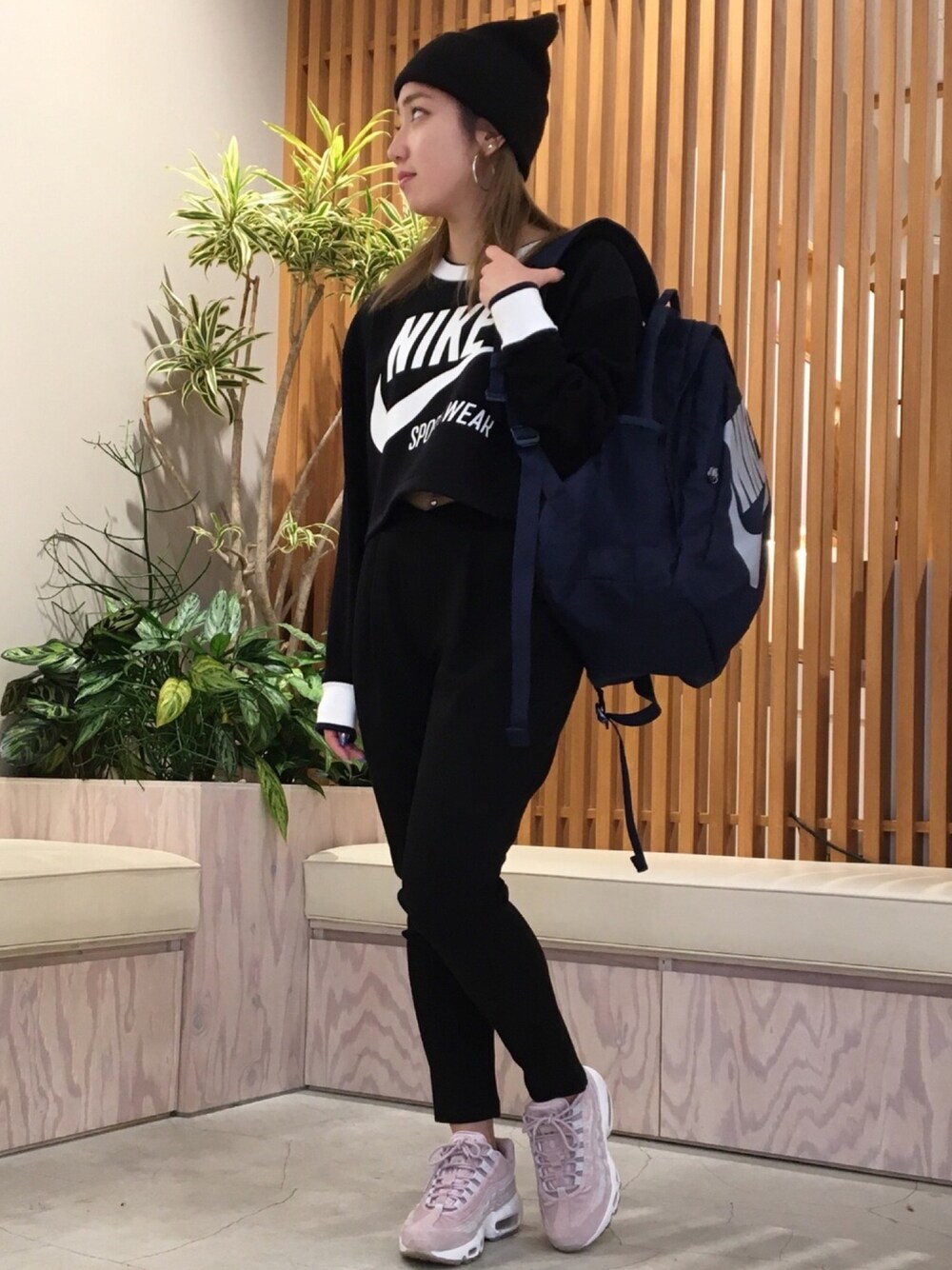 「ナイキ、ナイキスニーカー、バックパック、nergy、ナージー(NERGY)、スポーツミックス、ニット帽、ブラックコーデ、エアマックス、エアマックス95」｜「NIKEのアイテム（スウェット、ブラック系）」を使った、saeさん（レディース・148cm）の冬コーディネートの1枚目の写真