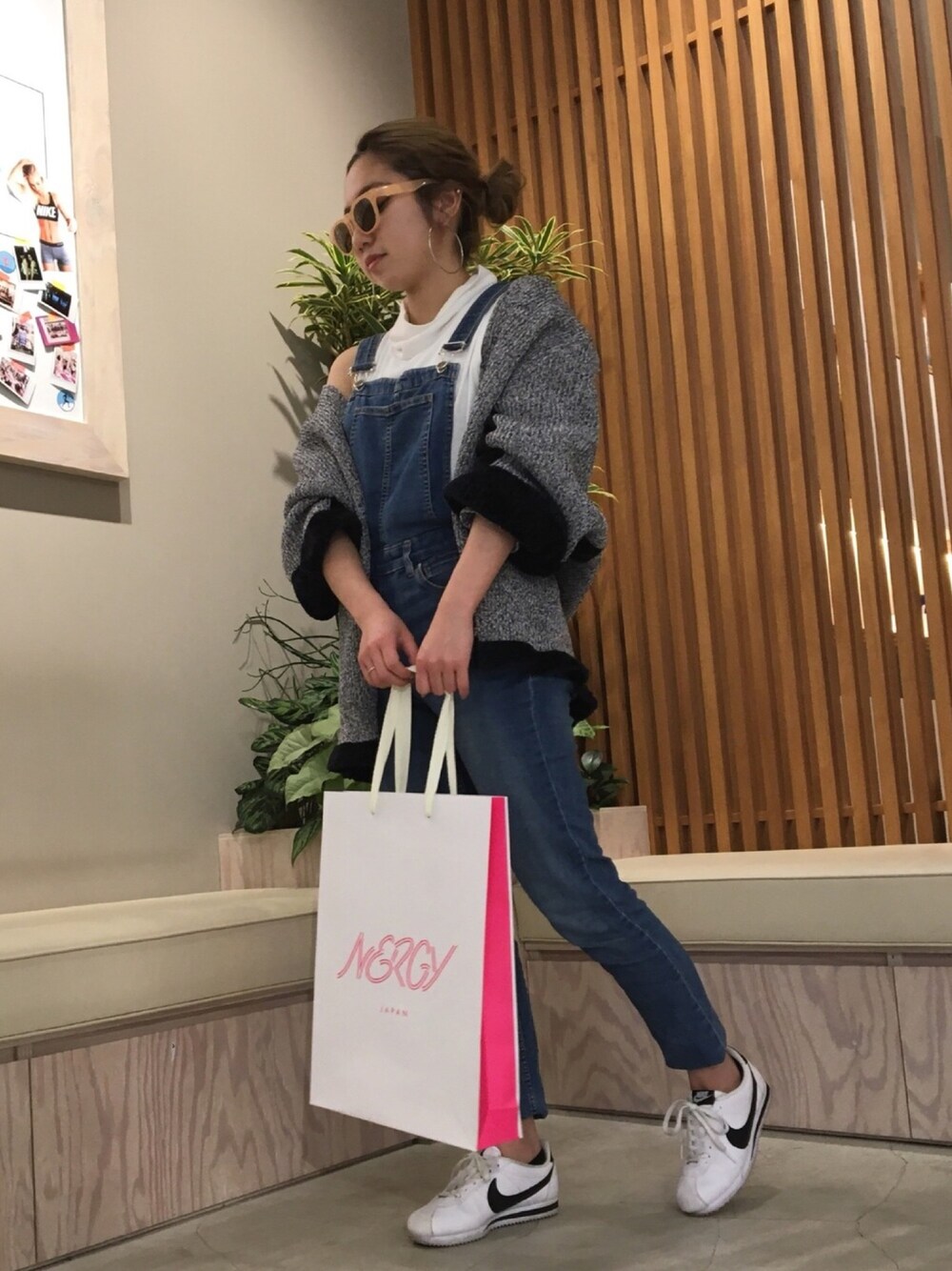 「シンプル、パンツスタイル、カジュアルコーデ、白スニーカー、休日スタイル、オーバーオール、ナイキ、ナージー(NERGY)、ナージー、ナイキスニーカー」｜「NERGYのアイテム（ジャケット/アウター、ブラック系）」を使った、saeさん（レディース・148cm）の春コーディネートの1枚目の写真