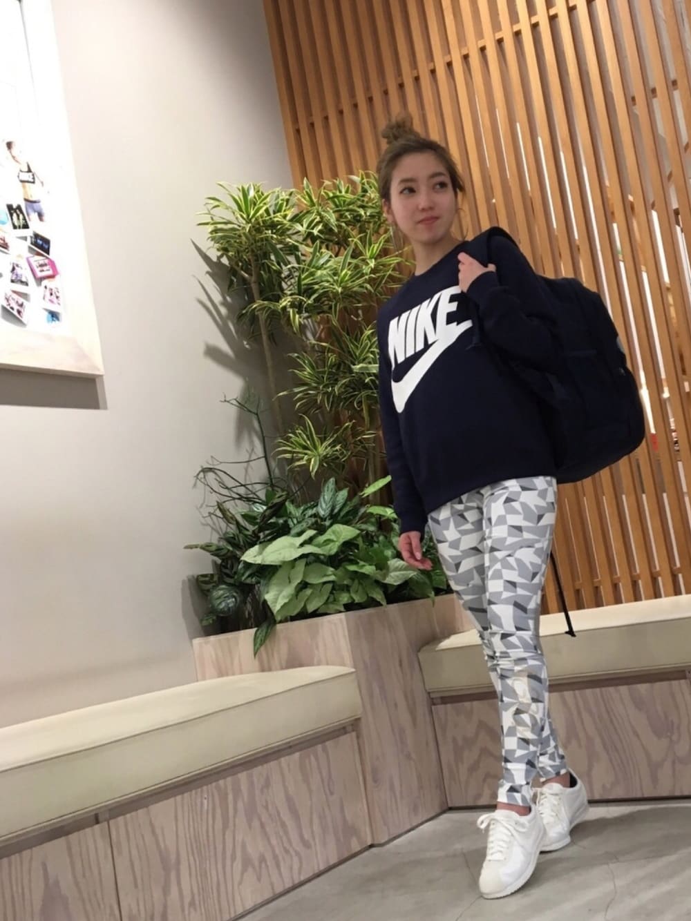 「トレーナー、ootd、ナイキ、ナージー、ナージー(NERGY)、スニーカー、ナイキスニーカー、コルテッツ、ジム、スポーツミックス」｜「NERGYのnergy essential ロゴレギンス（その他パンツ、グレー系）」を使った、saeさん（レディース・148cm）の冬コーディネートの1枚目の写真