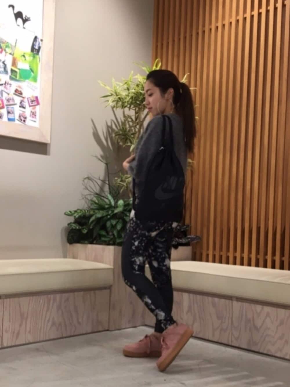 「ニット、ナイキ、スニーカー、エアフォースワン、NIKE、airforce1、ナージー(NERGY)、nergy、スポーツミックス」｜「NIKEのアイテム（スニーカー、ピンク系）」を使った、saeさん（レディース・148cm）の秋コーディネートの1枚目の写真
