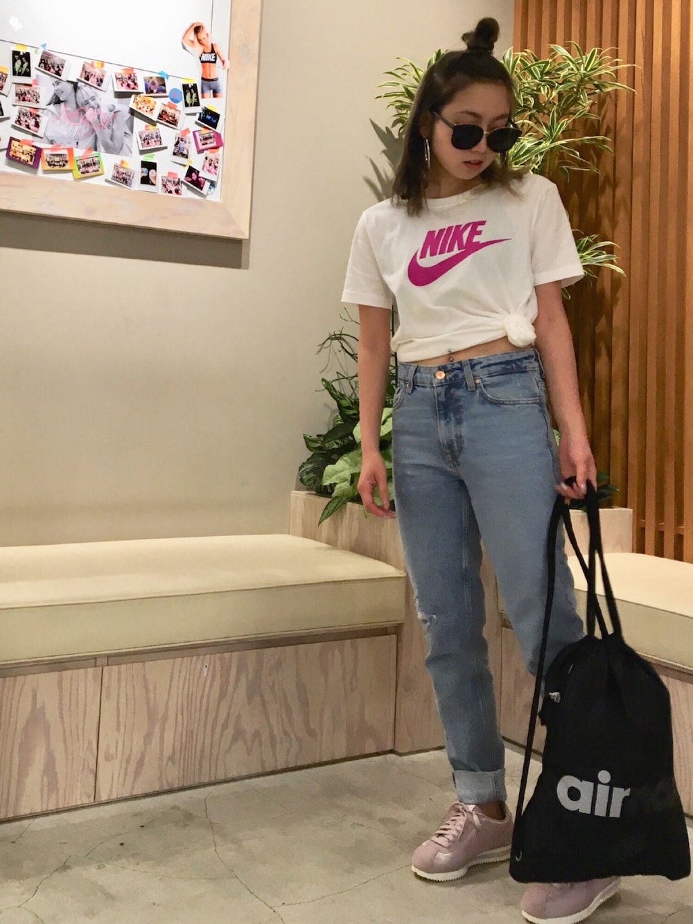 「スニーカー、カジュアルコーデ、スポーツミックス、NIKE、ナイキ、ナージー(NERGY)、ナージー、シンプルコーデ、はるコーデ、ラフ」｜「NIKEの【Nike】NSW TEE LOGO（Tシャツ/カットソー、ホワイト系）」を使った、saeさん（レディース・148cm）の春コーディネートの1枚目の写真