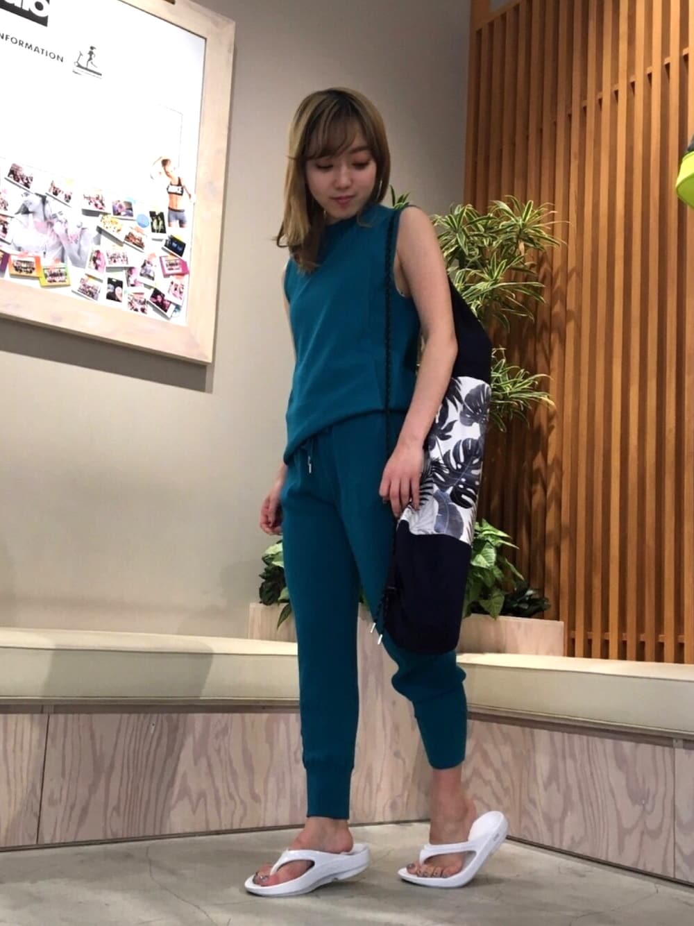 「夏コーデ、スポーツミックス、グリーン、ナージー(NERGY)、ナージー、ヨガ、ジム、アスレジャー、ビーチサンダル、セットアップ」｜「NERGYのボタニカルヨガマットケース（ショルダーバッグ、ブルー系）」を使った、saeさん（レディース・148cm）の春コーディネートの1枚目の写真