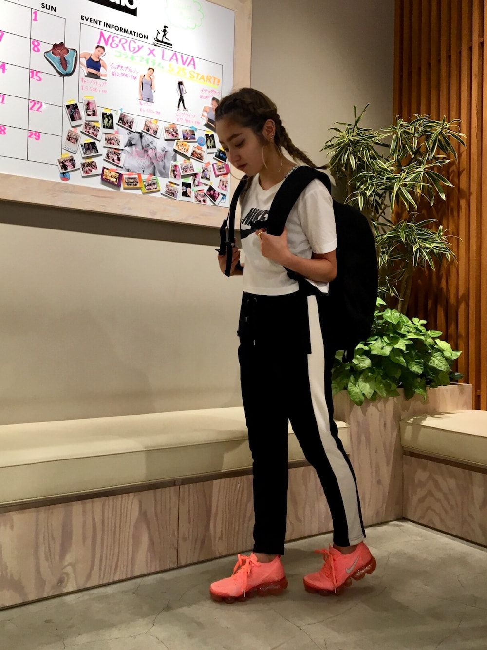 「sporty、summer、アスレジャー、ナージー(NERGY)、ナージー、ジム、スポーツミックス、スポーティ、ロゴT、ナイキ」｜「NIKEの【Nike】NSW TEE LOGO（Tシャツ/カットソー、ホワイト系）」を使った、saeさん（レディース・148cm）の夏コーディネートの1枚目の写真