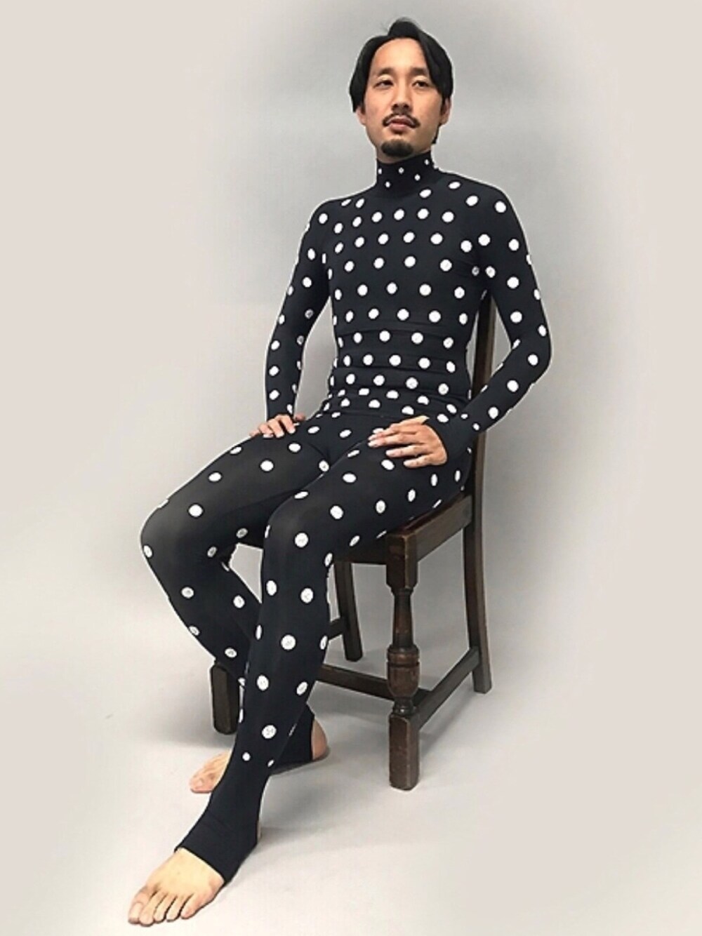 ブラック系のフォーマルスーツ/小物を着用したメンズの春コーディネートの1枚目の写真