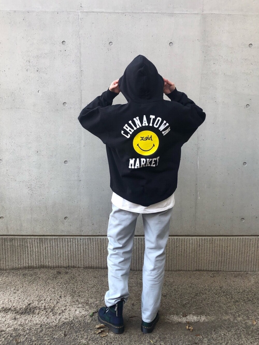 X-girl × CHINATOWN MARKET SMILEY SWEAT X-girl（エックスガール）の「X-girl × CHINATOWN MARKET SMILEY(R